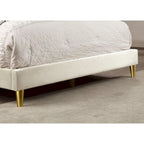Lit plateforme entièrement rembourré DH BASIC Glam Beige avec accents dorés par Denhour