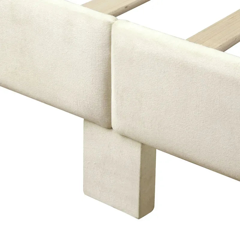 Lit plateforme entièrement rembourré DH BASIC Glam Beige avec accents dorés par Denhour