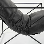 Fauteuil d'appoint Leonidas en similicuir noir avec structure en métal noir