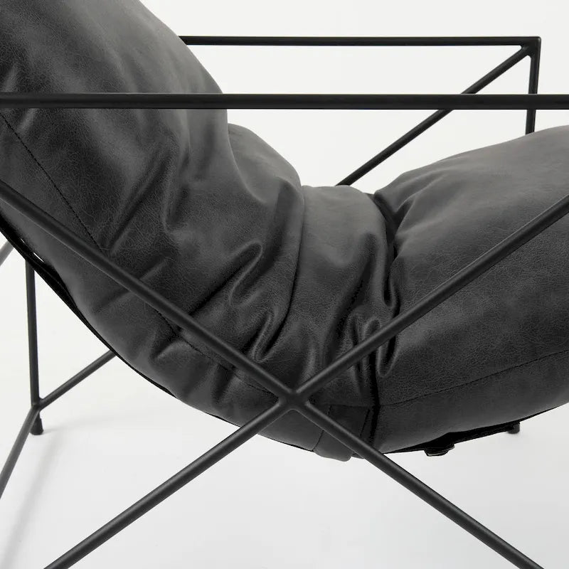 Fauteuil d'appoint Leonidas en similicuir noir avec structure en métal noir