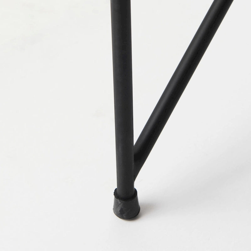 Fauteuil d'appoint Leonidas en similicuir noir avec structure en métal noir