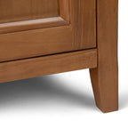 Meuble de rangement transitionnel moyen WYNDENHALL Halifax en bois massif, 94 cm de large (37 po) - 94 cm (37 po) l x 43 cm (17 po) p x 91 cm (36 po) h
