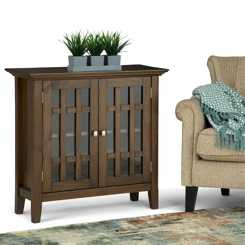 Meuble de rangement transitionnel moyen WYNDENHALL Halifax en bois massif, 94 cm de large (37 po) - 94 cm (37 po) l x 43 cm (17 po) p x 91 cm (36 po) h