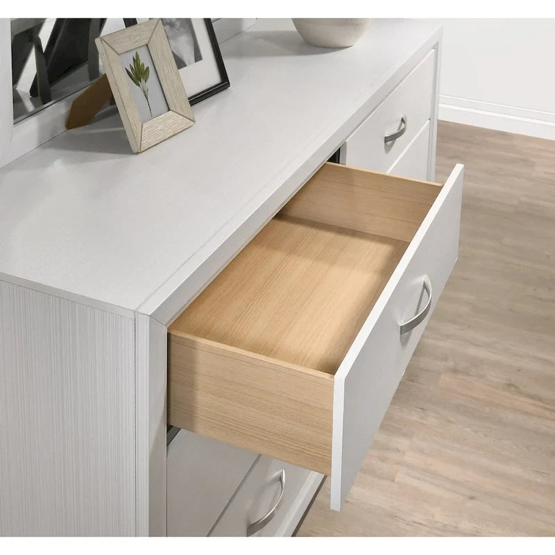 Ensemble de chambre à coucher contemporain Roundhill Furniture Stout, finition blanche, comprenant un lit à panneaux, une commode, un miroir et deux tables de chevet.