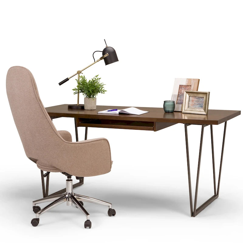 Bureau d'écriture WYNDENHALL Travis en bois massif, style industriel moderne, 168 cm de large, finition brun vieilli naturel