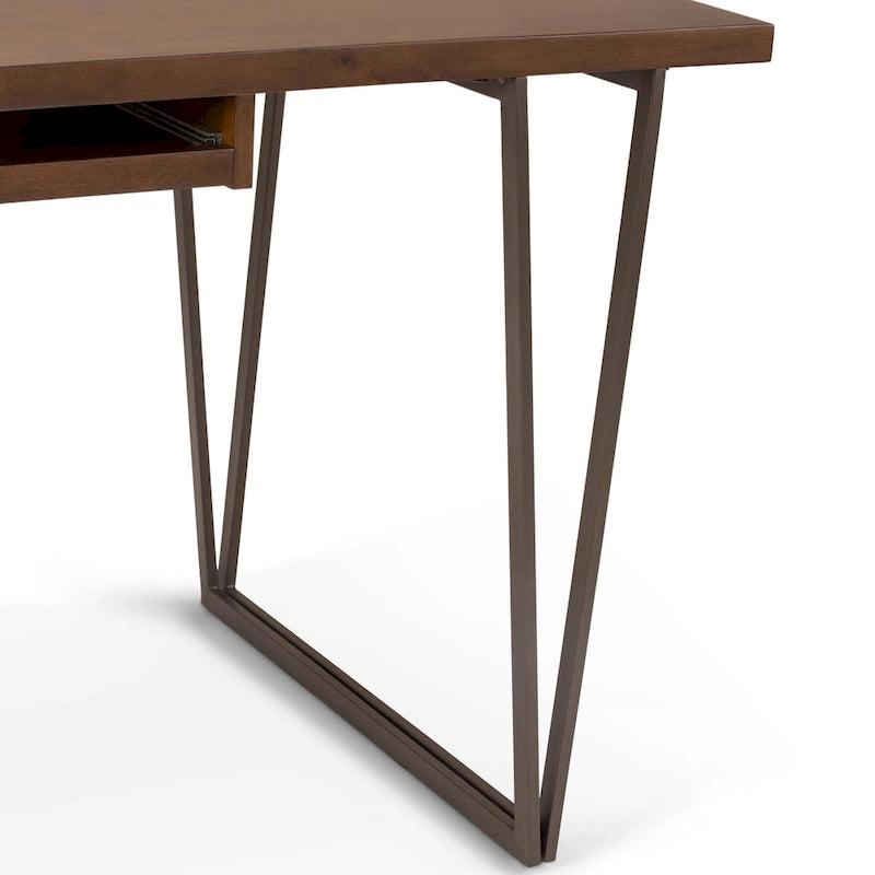 Bureau d'écriture WYNDENHALL Travis en bois massif, style industriel moderne, 168 cm de large, finition brun vieilli naturel