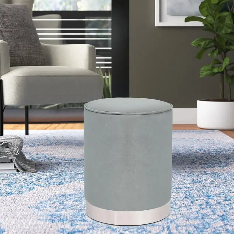 Pouf ottoman rond capitonné en velours Adeco, finitions argentées