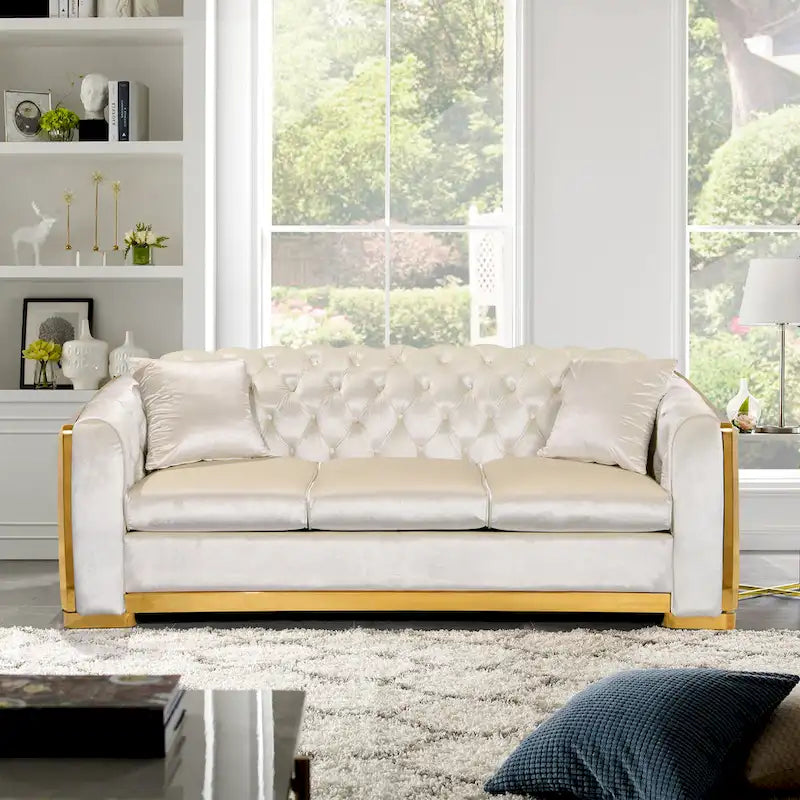 Ensemble canapé Chesterfield de luxe en velours beige, 213 cm (84 pouces), capitonné, 3 places, finitions en acier inoxydable doré, pour salon.