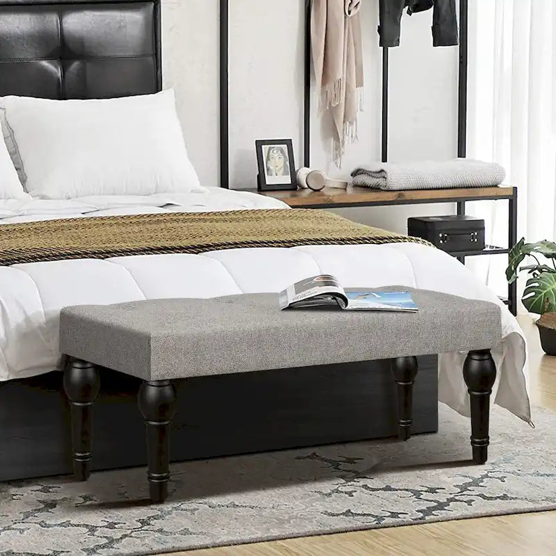 Banc de chevet capitonné de style français, avec pieds en colonnes romaines et pieds épais, idéal pour la chambre, le salon ou l'entrée.
