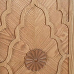 Grand meuble de rangement avec portes sculptées de fleurs et poignées en métal