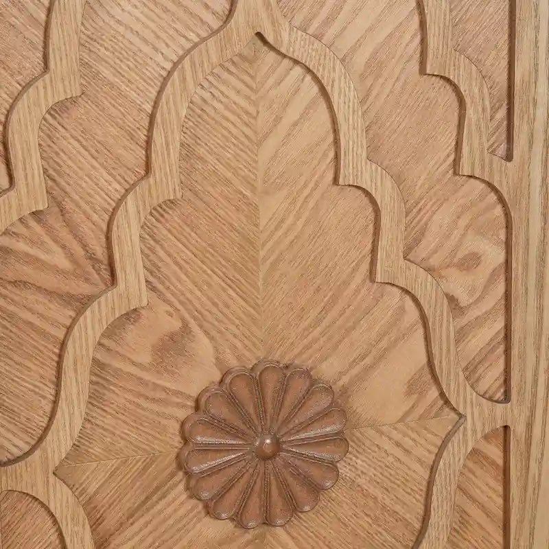 Grand meuble de rangement avec portes sculptées de fleurs et poignées en métal