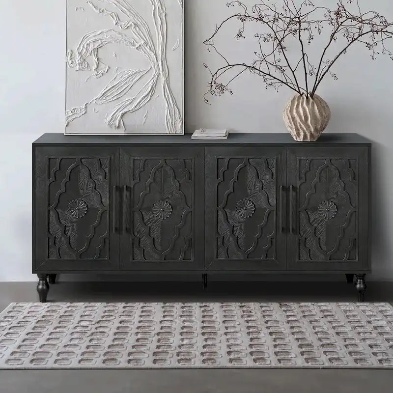 Grand meuble de rangement avec portes sculptées de fleurs et poignées en métal