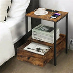 Table d'appoint avec station de recharge - 11,8 cm (P) x 15,7 cm (L) x 23,6 cm (H)