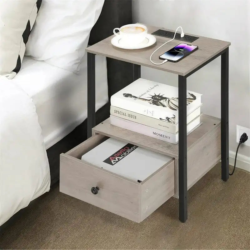 Table d'appoint avec station de recharge - 11,8 cm (P) x 15,7 cm (L) x 23,6 cm (H)