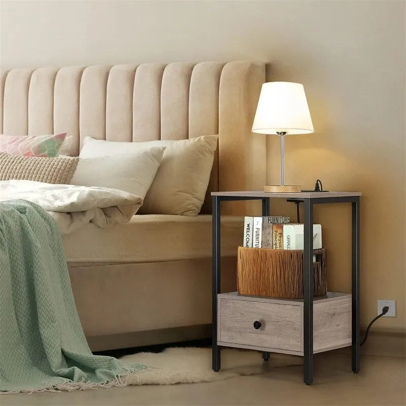 Table d'appoint avec station de recharge - 11,8 cm (P) x 15,7 cm (L) x 23,6 cm (H)