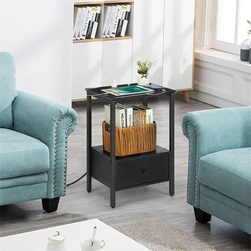 Table d'appoint avec station de recharge - 11,8 cm (P) x 15,7 cm (L) x 23,6 cm (H)