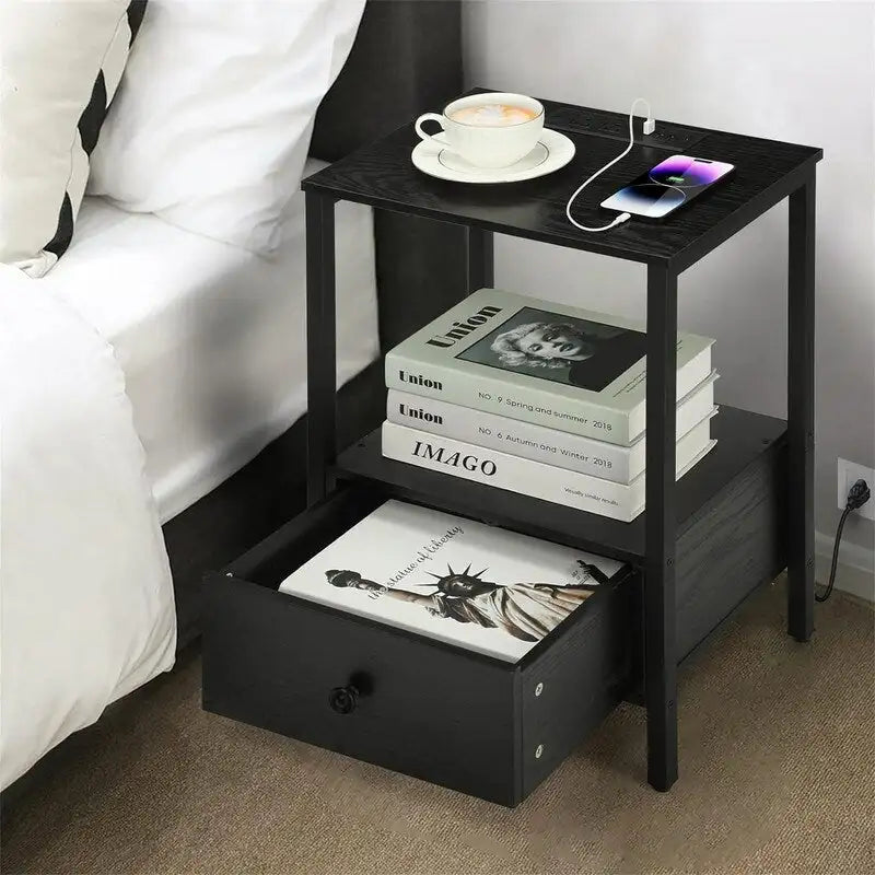 Table d'appoint avec station de recharge - 11,8 cm (P) x 15,7 cm (L) x 23,6 cm (H)