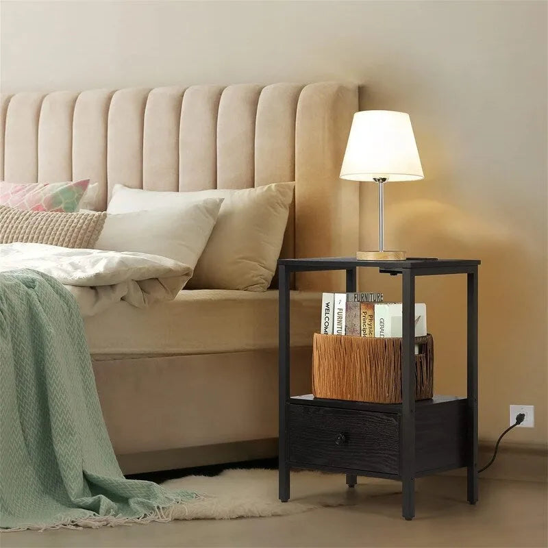 Table d'appoint avec station de recharge - 11,8 cm (P) x 15,7 cm (L) x 23,6 cm (H)