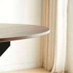 Table de salle à manger de style mid-century avec plateau rond et pied central